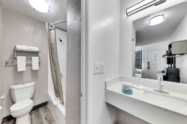 Foto van 2 tweepersoonsbedden | Minikoelkast - Vakantiehuis in Austin - BathRoom