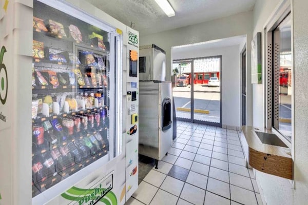 Foto van 2 tweepersoonsbedden | Minikoelkast - Vakantiehuis in Austin - FloorPlan