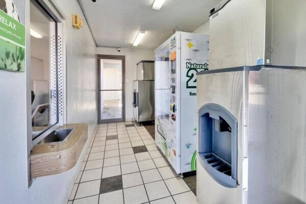 Foto van 2 tweepersoonsbedden | Minikoelkast - Vakantiehuis in Austin - FloorPlan
