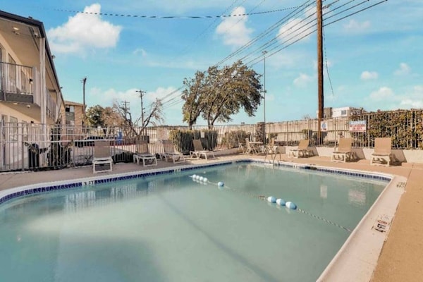 Foto van 2 tweepersoonsbedden | Minikoelkast - Vakantiehuis in Austin - Pool