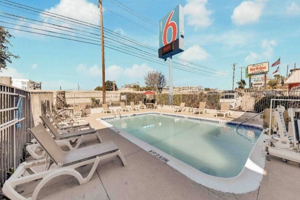 Foto van 2 tweepersoonsbedden | Minikoelkast - Vakantiehuis in Austin - Pool
