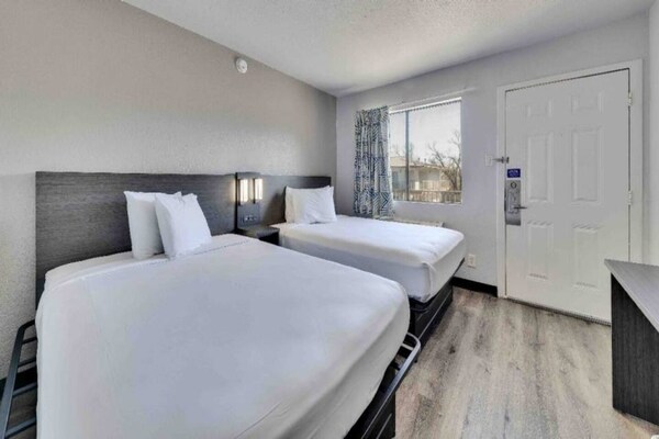 Foto van 2 tweepersoonsbedden | Minikoelkast - Vakantiehuis in Austin - BedRoom