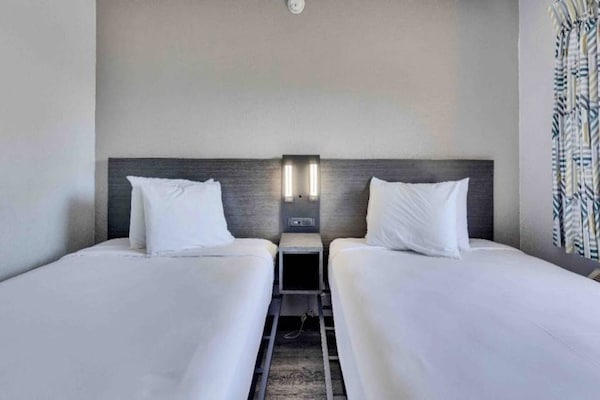 Foto van 2 tweepersoonsbedden | Minikoelkast - Vakantiehuis in Austin - BedRoom