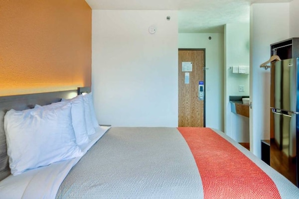 Foto van 1 queensize bed | Mob Acc RI Shwr Nsmk Minikoelkast - BedRoom