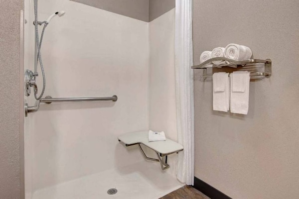 Foto van 1 queensize bed | Mob Acc RI Shwr Nsmk Minikoelkast - BathRoom