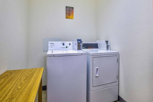 Foto van 1 queensize bed | Mob Acc RI Shwr Nsmk Minikoelkast - Facilities