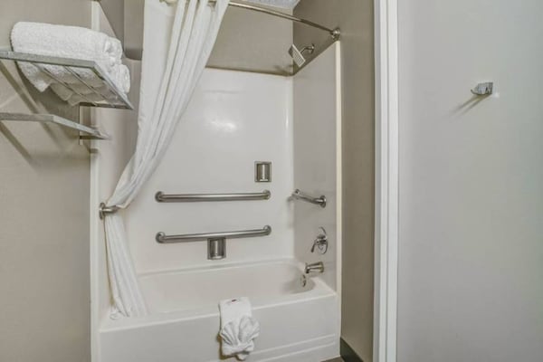 Foto van 2 tweepersoonsbedden (queensize) | Rookvrij, minikoelkast - BathRoom