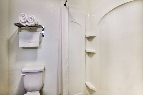 Foto van 2 tweepersoonsbedden (queensize) | Rookvrij, minikoelkast - BathRoom