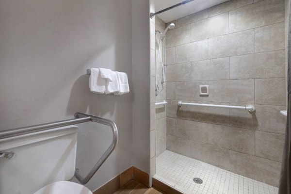 Foto van 2 tweepersoonsbedden (queensize) | - Vakantiehuis in Shepherdsville - BathRoom