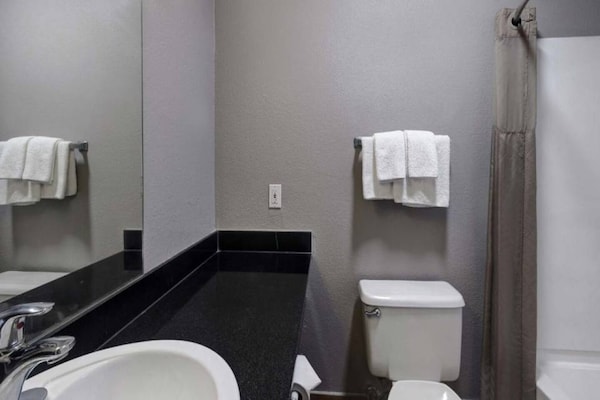 Foto van 2 tweepersoonsbedden (queensize) | Roken - Vakantiehuis in Shepherdsville - BathRoom