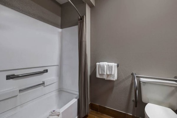 Foto van 2 tweepersoonsbedden (queensize) | Roken - Vakantiehuis in Shepherdsville - BathRoom