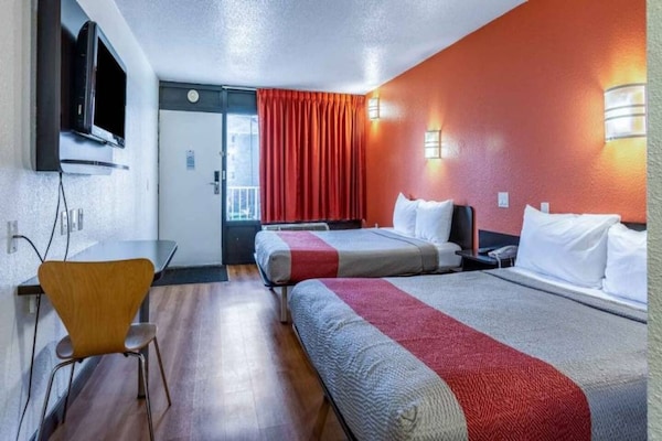 Foto van 2 tweepersoonsbedden (queensize) | Roken toegestaan, koelkast aanwezig - BedRoom
