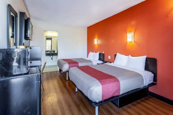 Foto van 2 tweepersoonsbedden (queensize) | Roken toegestaan, koelkast aanwezig - BedRoom
