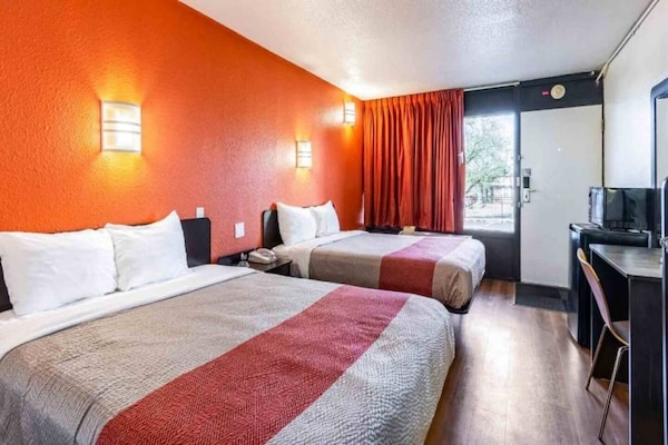 Foto van 2 tweepersoonsbedden (queensize) | Roken toegestaan, koelkast aanwezig - BedRoom