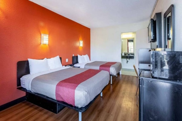 Foto van 2 tweepersoonsbedden (queensize) | Roken toegestaan, koelkast aanwezig - BedRoom