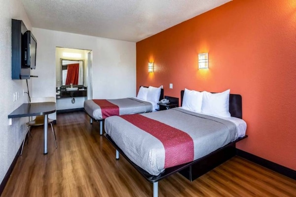 Foto van 2 tweepersoonsbedden (queensize) | Roken toegestaan, koelkast aanwezig - BedRoom