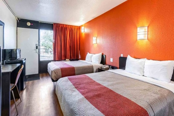 Foto van 2 tweepersoonsbedden (queensize) | Roken toegestaan, koelkast aanwezig - BedRoom