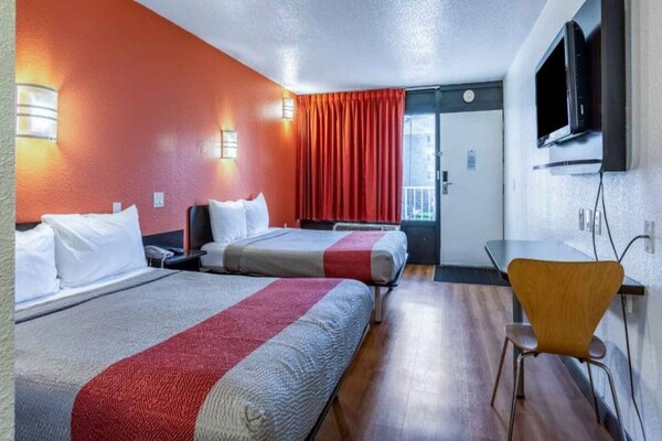 Foto van 2 tweepersoonsbedden (queensize) | Roken toegestaan, koelkast aanwezig - BedRoom