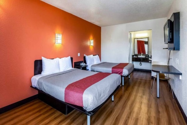 Foto van 2 tweepersoonsbedden (queensize) | Roken toegestaan, koelkast aanwezig - BedRoom
