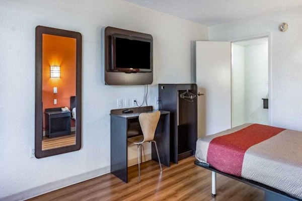 Foto van 1 tweepersoonsbed (queensize) | Niet-roken, koelkast (Micfridge) - BedRoom