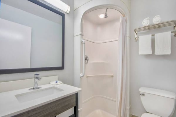 Foto van 2 tweepersoonsbedden | Rookvrij - Vakantiehuis in Russellville - BathRoom