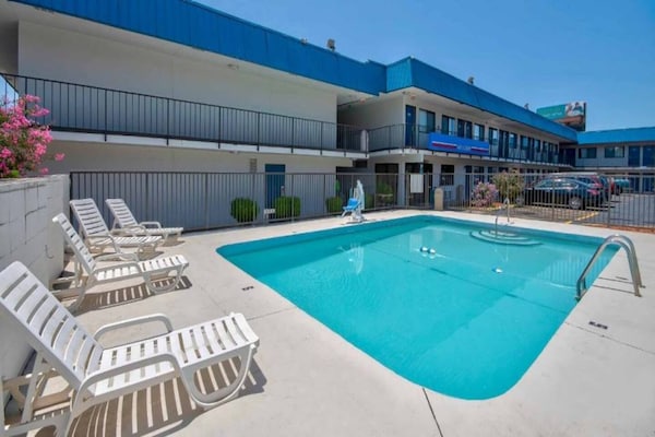 Foto van 2 tweepersoonsbedden | Rookvrij - Vakantiehuis in Russellville - Pool