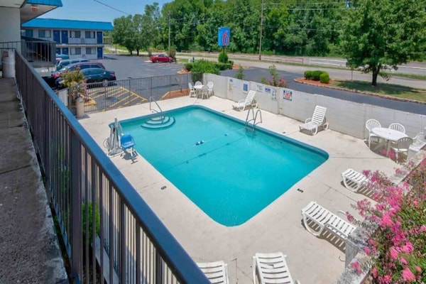 Foto van 2 tweepersoonsbedden | Rookvrij - Vakantiehuis in Russellville - Pool