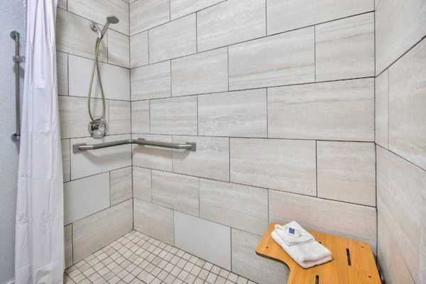 Foto van 2 tweepersoonsbedden | Roken toegestaan - Vakantiehuis in Russellville - BathRoom
