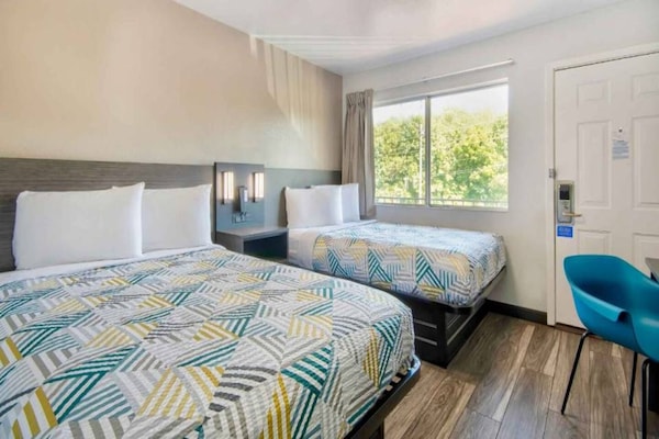 Foto van 2 tweepersoonsbedden | Roken toegestaan - Vakantiehuis in Russellville - BedRoom
