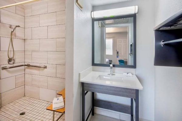 Foto van 1 tweepersoonsbed (queensize) | Roken mogelijk - Vakantiehuis in Russellville - BathRoom