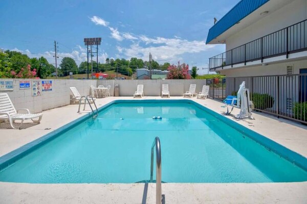 Foto van 1 tweepersoonsbed (queensize) | Roken mogelijk - Vakantiehuis in Russellville - Pool