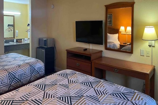 Foto van 2 tweepersoonsbedden (queensize) | Roken toegestaan, koelkast - BedRoom