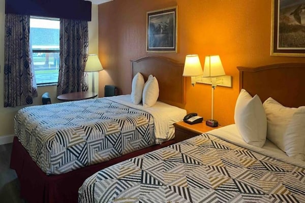 Foto van 2 tweepersoonsbedden (queensize) | Roken toegestaan, koelkast - BedRoom