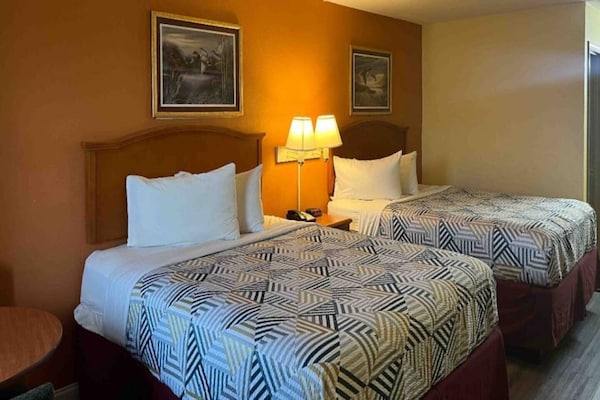 Foto van 2 tweepersoonsbedden (queensize) | Roken toegestaan, koelkast - BedRoom