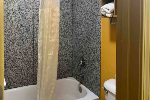 Foto van 2 tweepersoonsbedden (queensize) | Roken toegestaan, koelkast - BathRoom