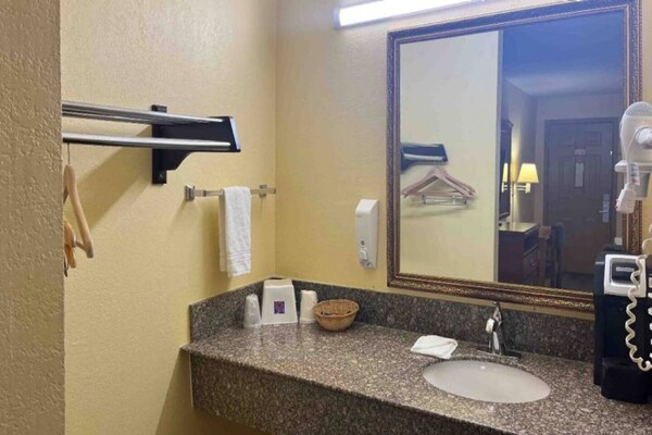 Foto van 1 tweepersoonsbed (queensize) | Niet-roken, koelkast (Micfridge) - BathRoom