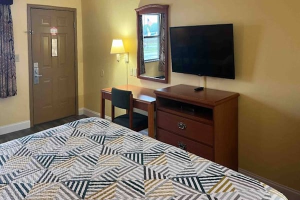 Foto van 1 tweepersoonsbed (queensize) | Niet-roken, koelkast (Micfridge) - BedRoom
