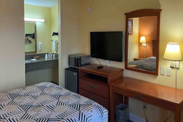 Foto van 1 tweepersoonsbed (queensize) | Niet-roken, koelkast (Micfridge) - BedRoom