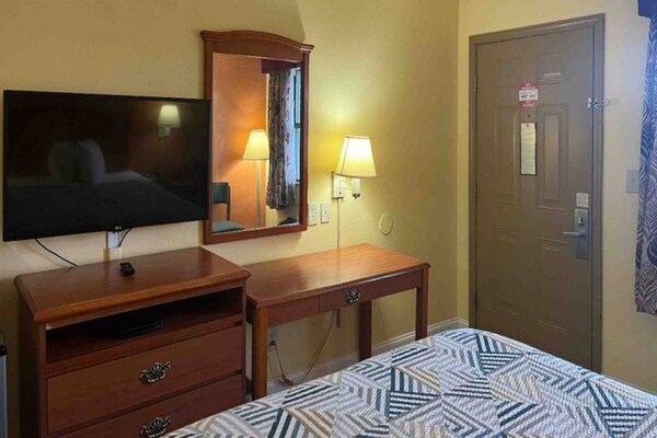 Foto van 1 tweepersoonsbed (queensize) | Niet-roken, koelkast (Micfridge) - BedRoom