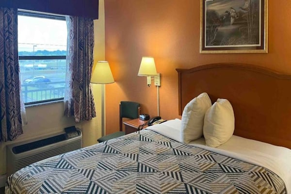 Foto van 1 tweepersoonsbed (queensize) | Niet-roken, koelkast (Micfridge) - BedRoom