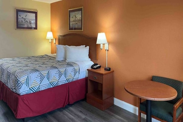 Foto van 1 tweepersoonsbed (queensize) | Niet-roken, koelkast (Micfridge) - BedRoom