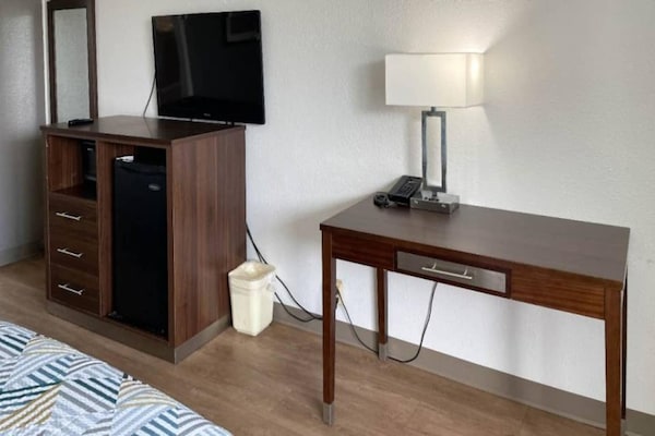 Foto van 1 kingsize bed | Rookvrij - Vakantiehuis in Opelika AL - BedRoom