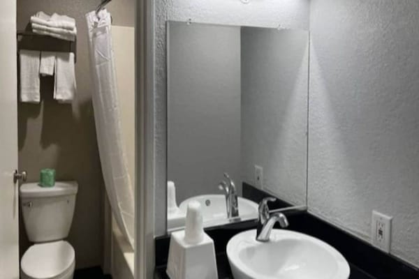 Foto van 2 tweepersoonsbedden | Rookoven, koelkast - Vakantiehuis in Little Rock AR - BathRoom