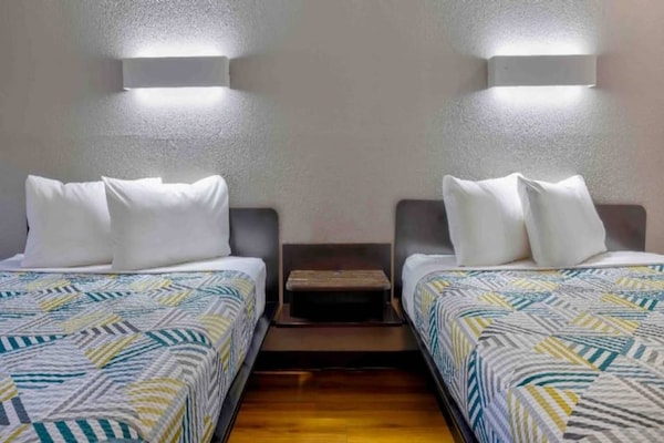 Foto van 2 tweepersoonsbedden | Rookoven, koelkast - Vakantiehuis in Little Rock AR - Facilities