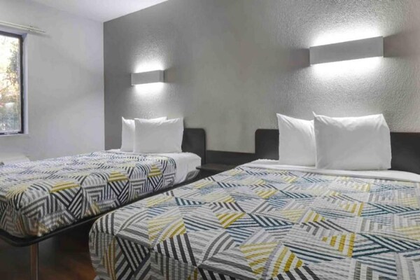 Foto van 2 tweepersoonsbedden | Rookoven, koelkast - Vakantiehuis in Little Rock AR - Facilities