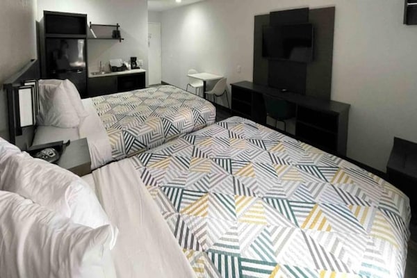 Foto van 2 tweepersoonsbedden | Rookoven, koelkast - Vakantiehuis in Little Rock AR - BedRoom