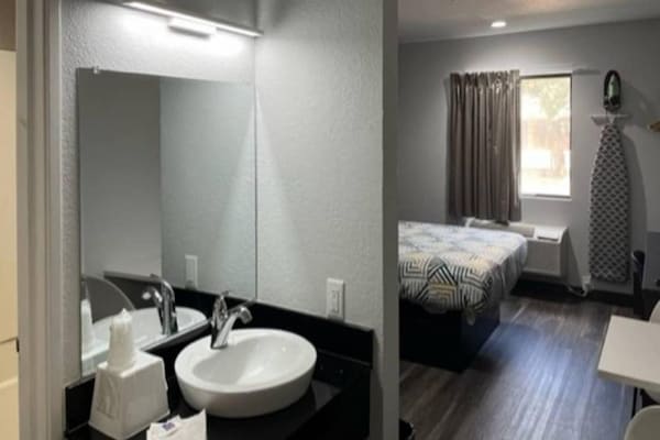 Foto van 2 tweepersoonsbedden | Rookoven, koelkast - Vakantiehuis in Little Rock AR - BedRoom