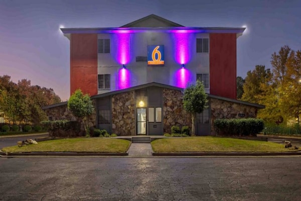 Foto van 1 kingsize bed | Rookvrij, Keuken - Vakantiehuis in Little Rock AR - ExteriorSummer