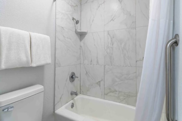 Foto van 2 tweepersoonsbedden | Nsmk, koelkast - Vakantiehuis in Madera CA - BathRoom