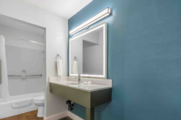 Foto van 2 tweepersoonsbedden | Nsmk, koelkast - Vakantiehuis in Madera CA - BathRoom